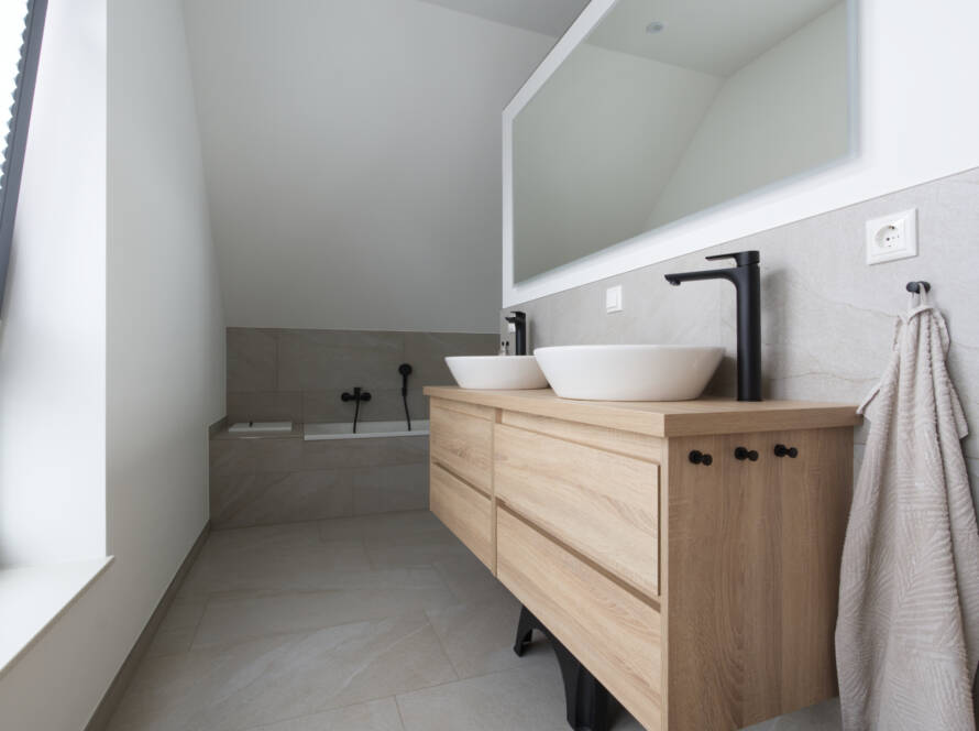 Badezimmer mit großem Waschtisch mit zwei Waschbecken und Unterschrank in Holzoptik