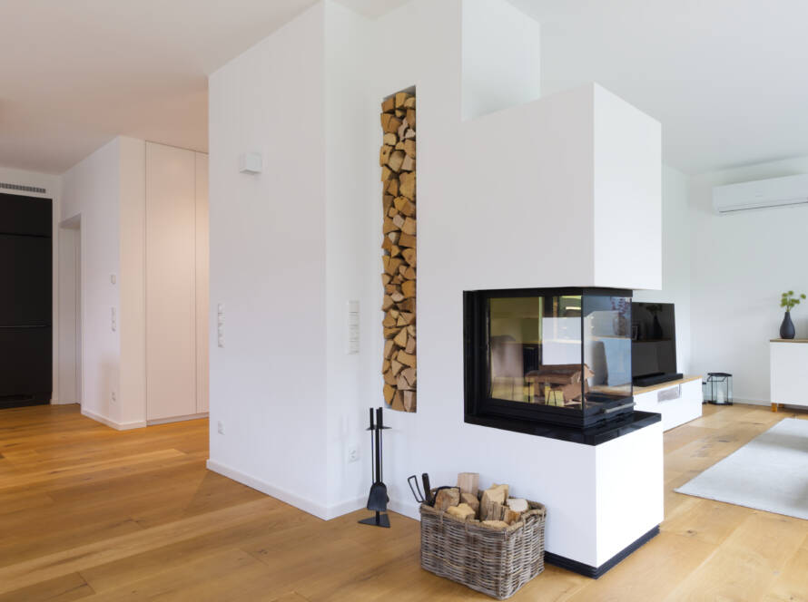Eingebauter Kamin mit Nische für Brennholz