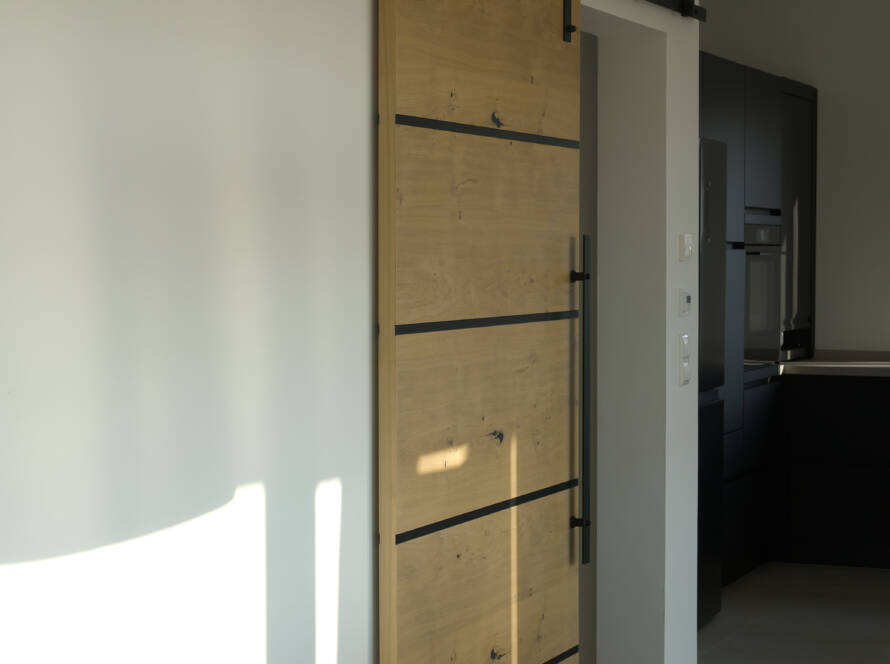 Holz Schwebetür mit schwarzen Schienen