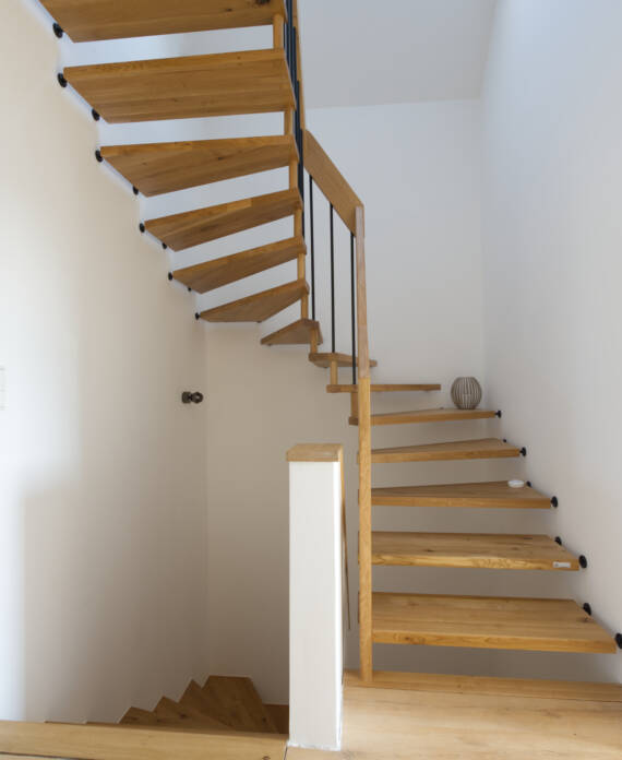 Halbgewendelte Holztreppe