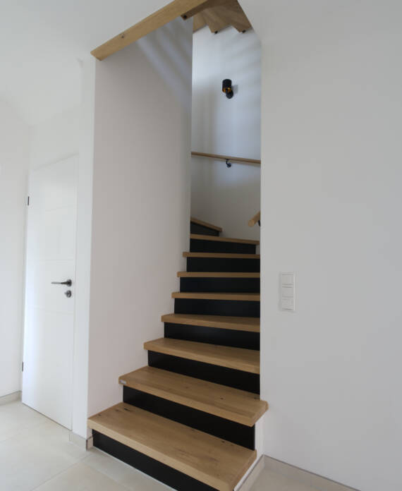 Treppe mit Holzstufen