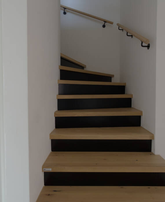 Treppe mit Holzstufen