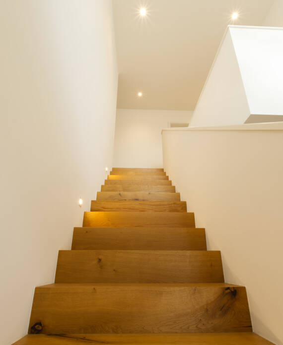 Gerade Holztreppe mit Beleuchtung