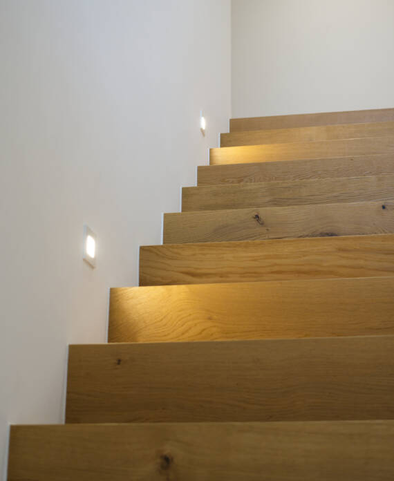 Holztreppe mit Beleuchtung