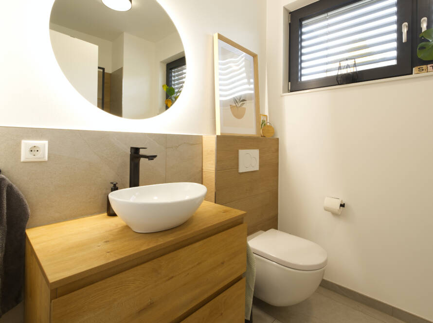 Gästebad mit Fliesen in Holzoptik und Holzunterschrank