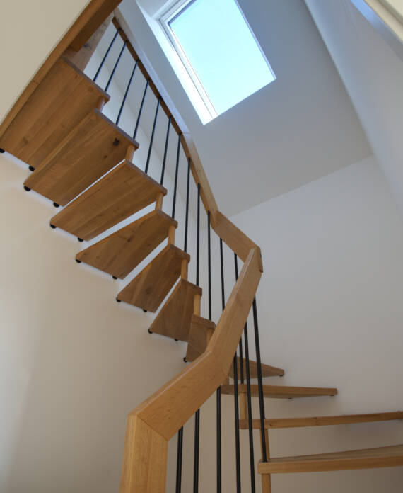 Holztreppe ins Dachgeschoss und Dachflächenfenster