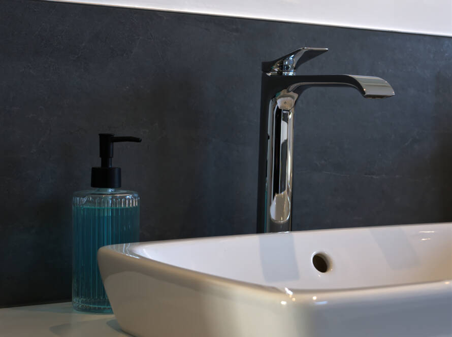 Detailaufnahme Waschbecken mit Chrom-Armatur