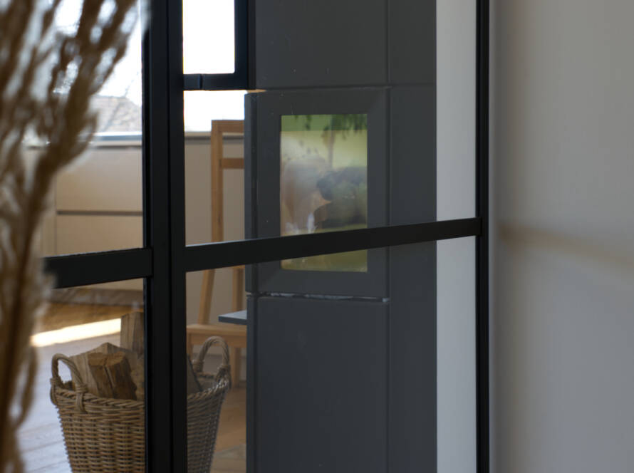 Detailaufnahme Lofttür und Kamin