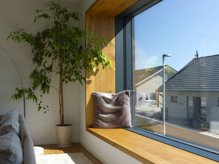 Großes Sitzfenster mit Holz-Umrahmung