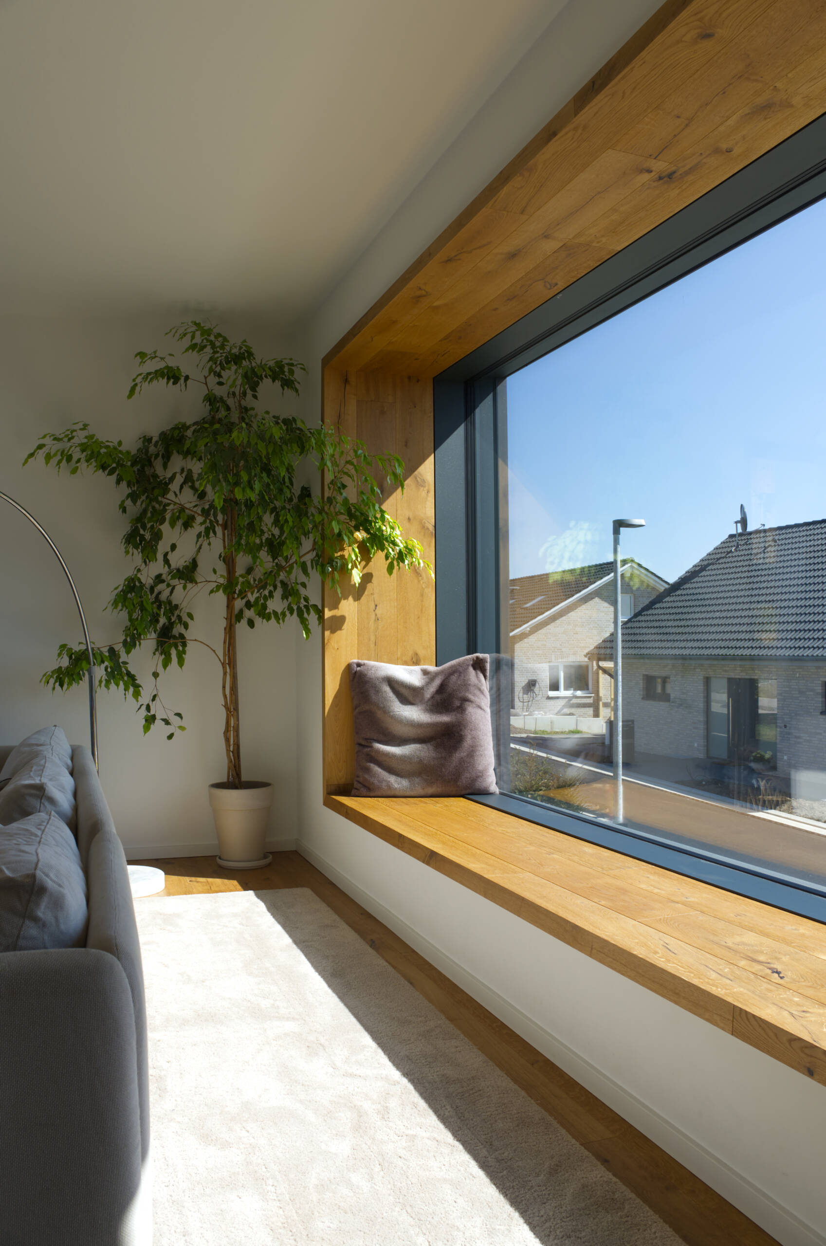 Großes Sitzfenster mit Holz-Umrahmung