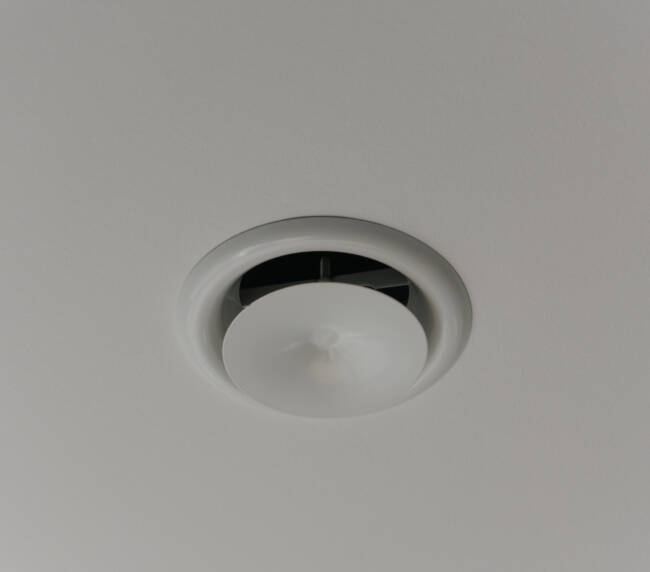 Weißes Zuluftventil den der Decke für die Lüftungsanlage