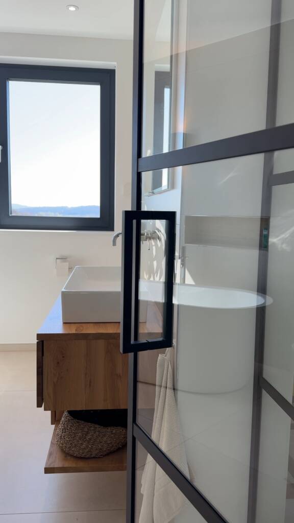 Schwarze Loft-Tür die ins Badezimmer führt