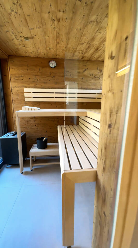 Blick in eine Sauna aus Holz
