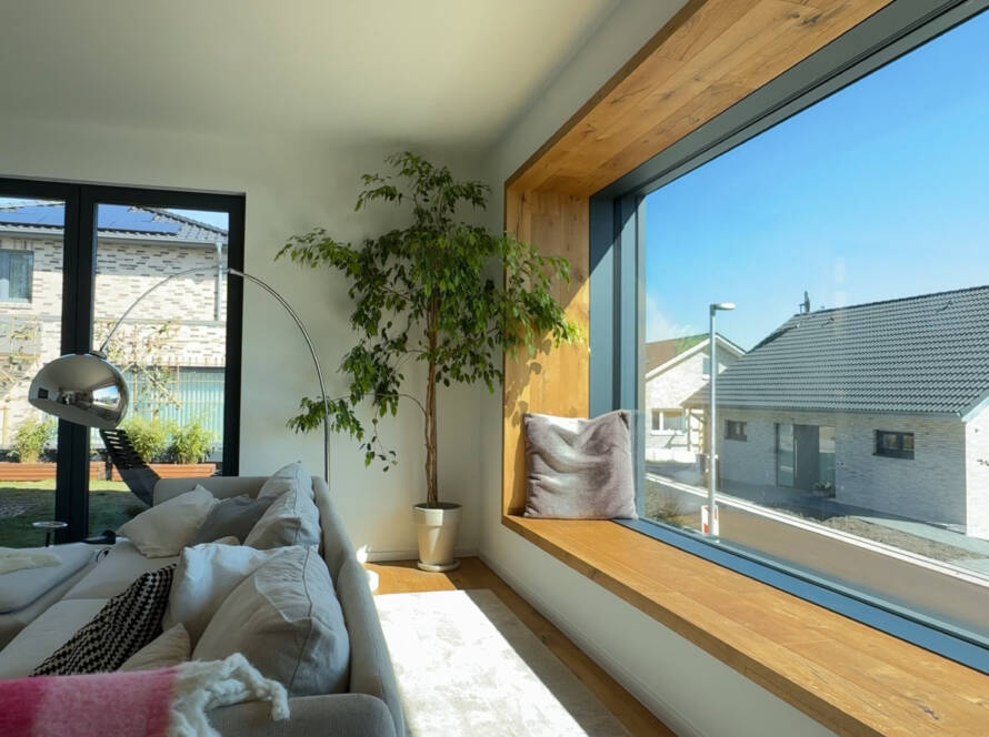 Großes Sitzfenster mit Holz umrahmt