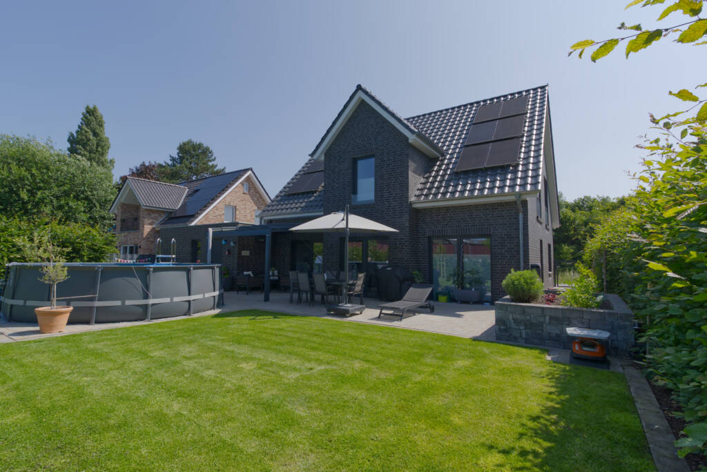 Einfamilienhaus mit grauem Klinker und Garten