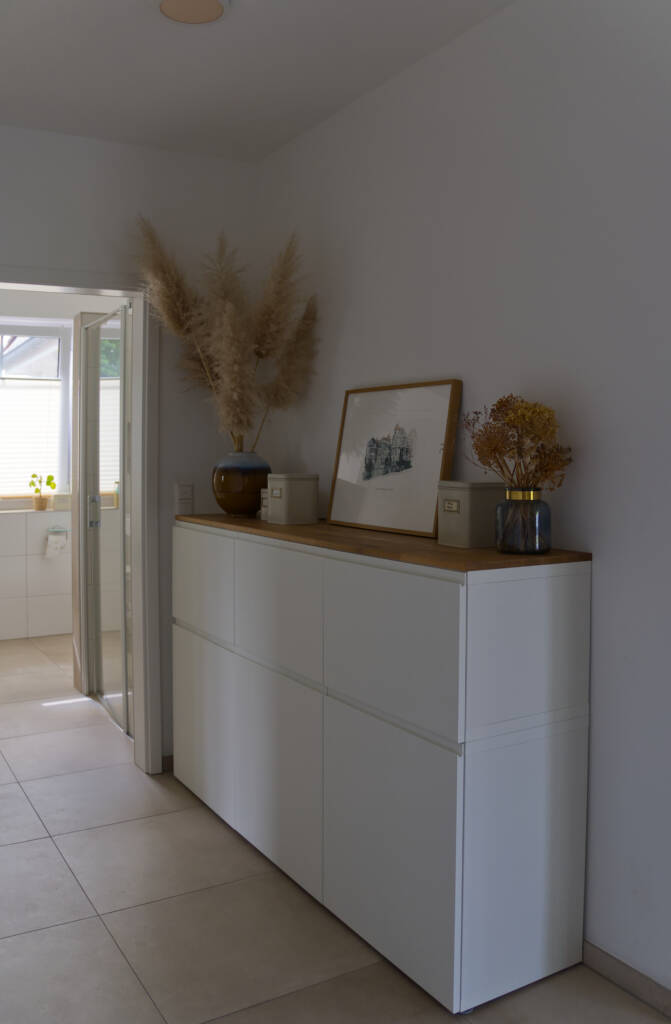 Weißes Sideboard im Flur
