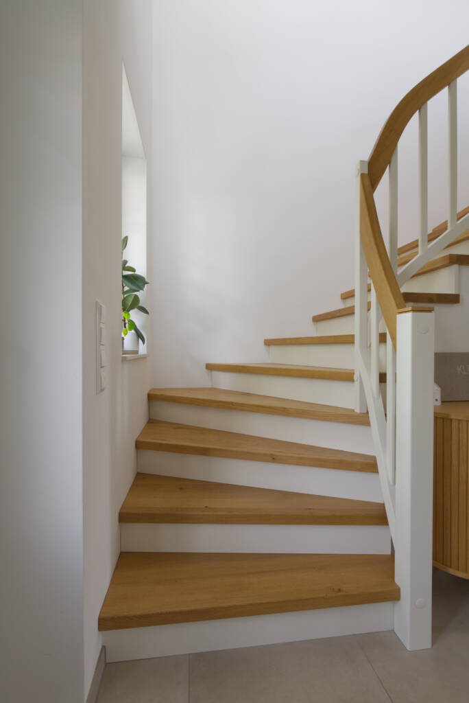 Weiße Treppe mit Holzstufen