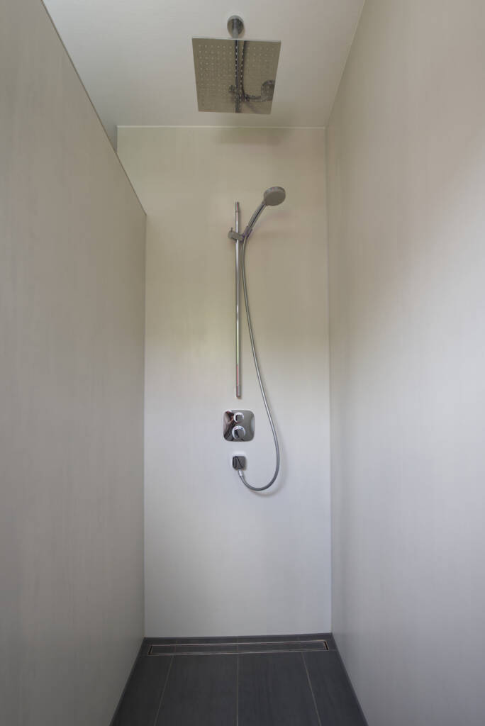 Begehbare Dusche mit großen Fliesen