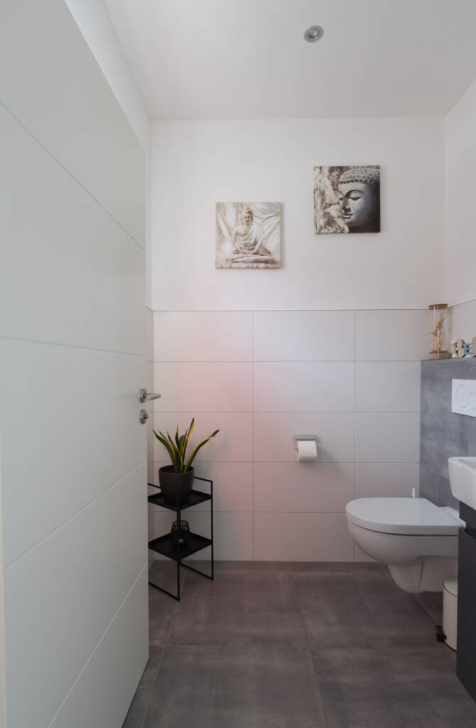 Gästetoilette mit grauen und weissen Fliesen